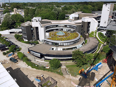 The existing ESO Headquarters as seen from the newly built ESO Supernova Planetarium & Visitor Centre, which is nearing the final stages of construction. It will be completely free to visit, and is already offering a unique range of free planetarium products, as part of its remit as the world's first open-source planetarium. The novel design of this new building resembles that of a close double-star system, with one star transferring mass to its companion — such systems in space ultimately lead to supernova explosions, appropriately enough, given the name of the project! he complex is located in Garching-Forschungszentrum, readily accessible from Munich. This unique and unmissable attraction will be open to the public from spring 2018.